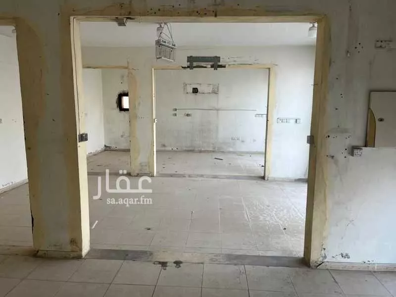 محل 500 م² في ضاحية الملك فهد 2