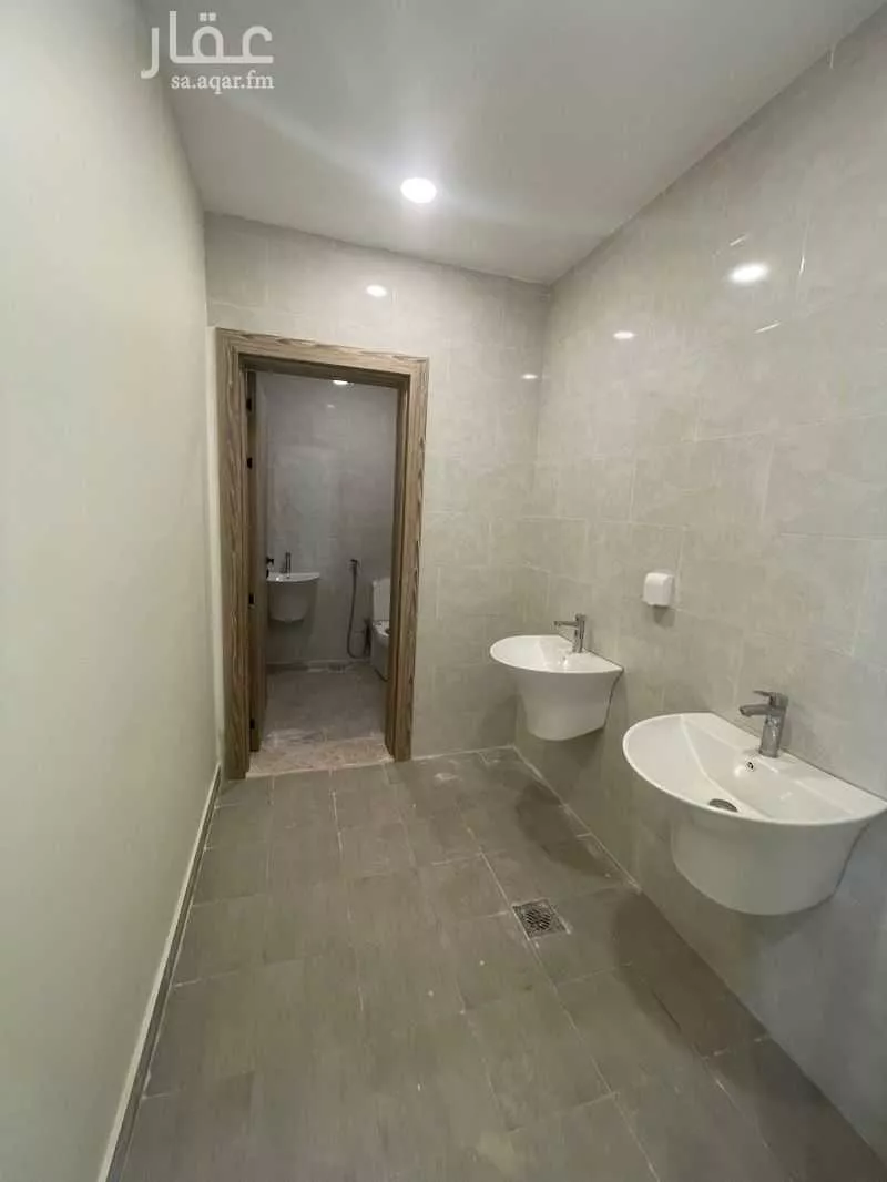 5 bedroom villa in Al Janadriyah 11