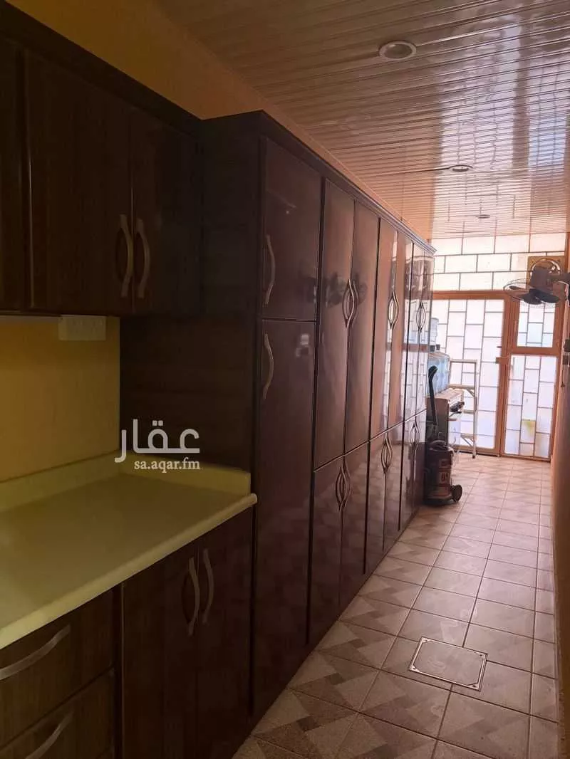 فيلا 4 غرف في عرقة 12