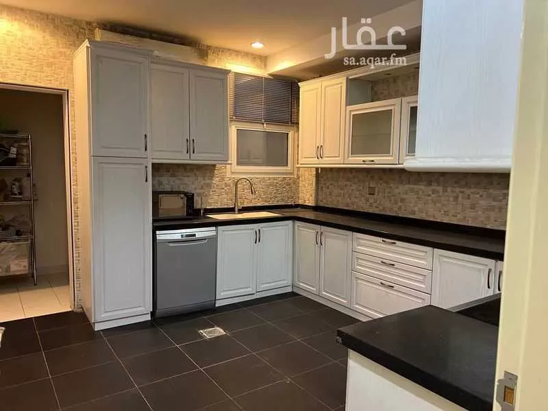 فيلا 4 غرف في عرقة 12