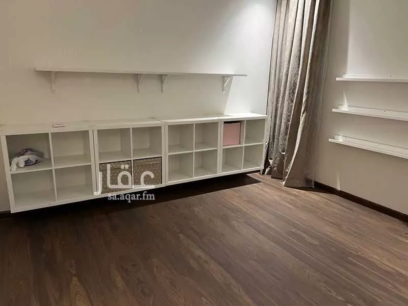 فيلا 4 غرف في عرقة 24