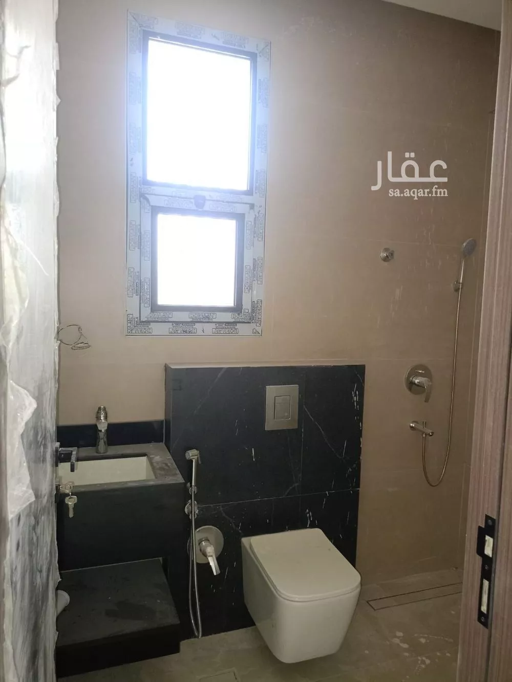 عمارة 1077 م² في الشرق 6