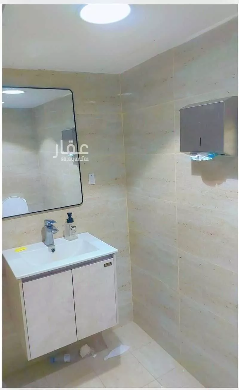 محل 160 م² في العارض 4