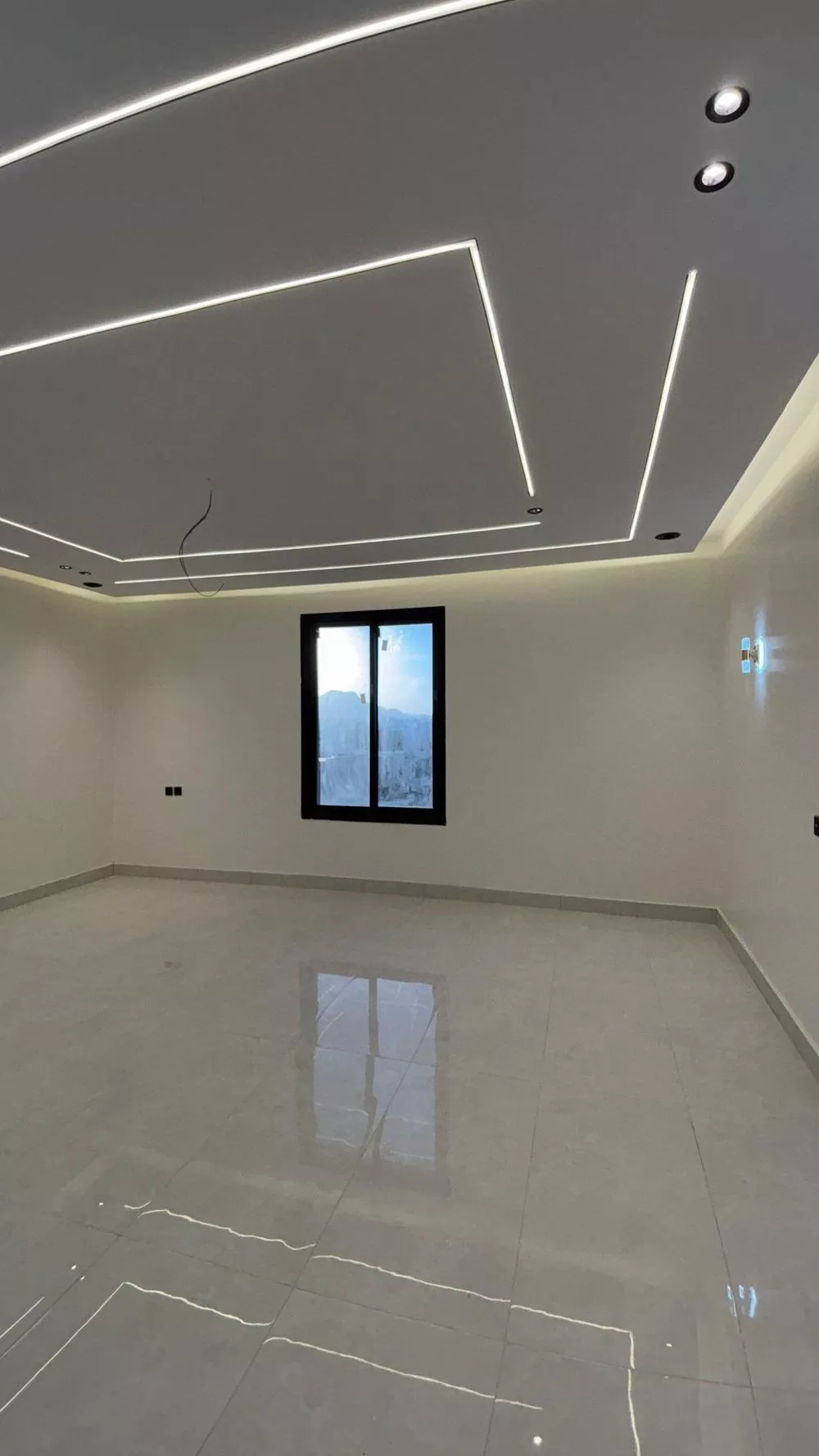 943 sqm building in Al Difa 7