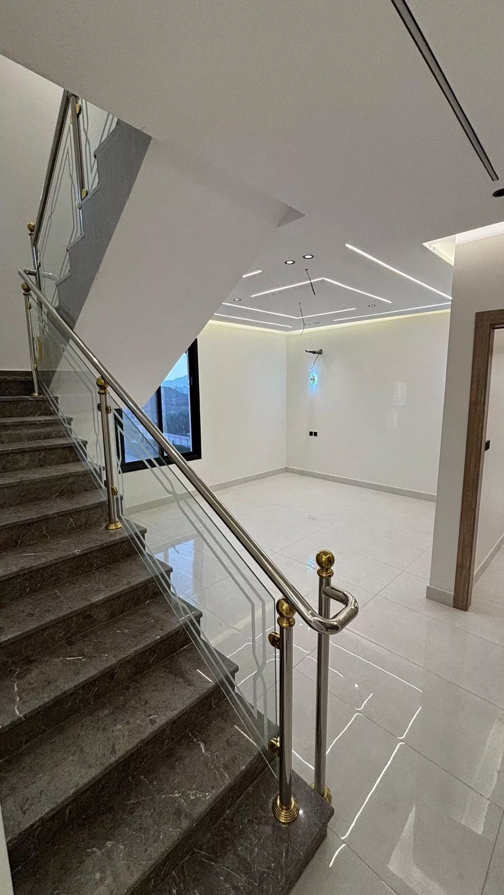 943 sqm building in Al Difa 3