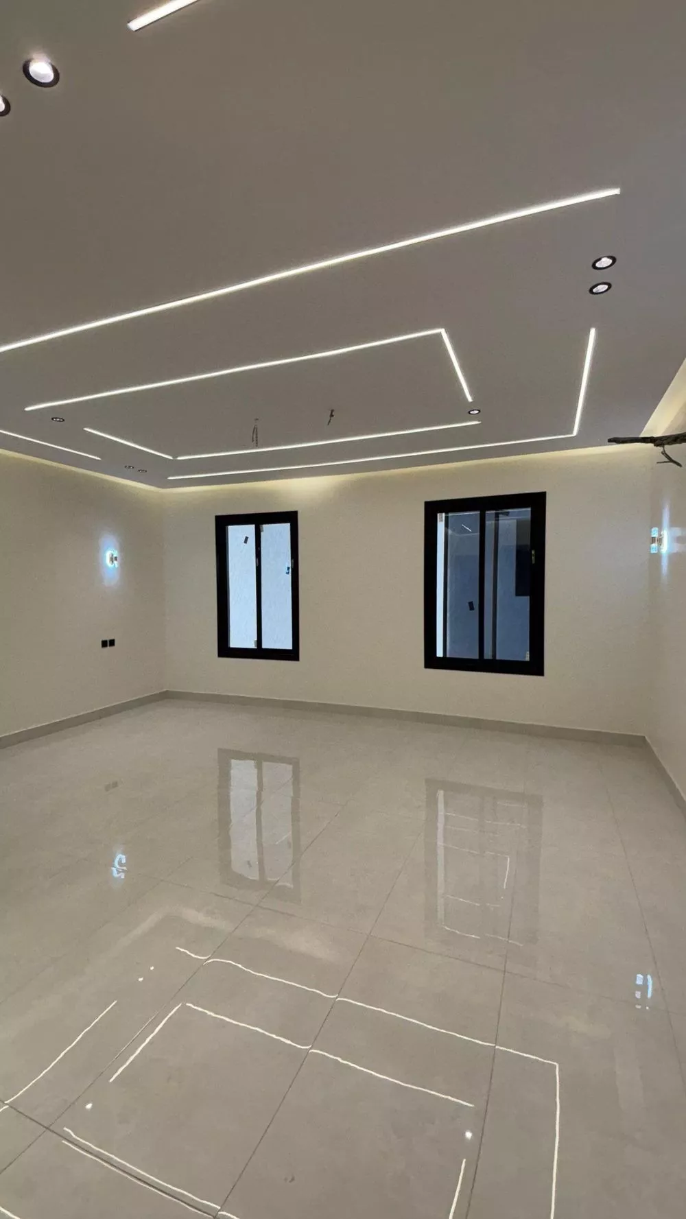 943 sqm building in Al Difa 4