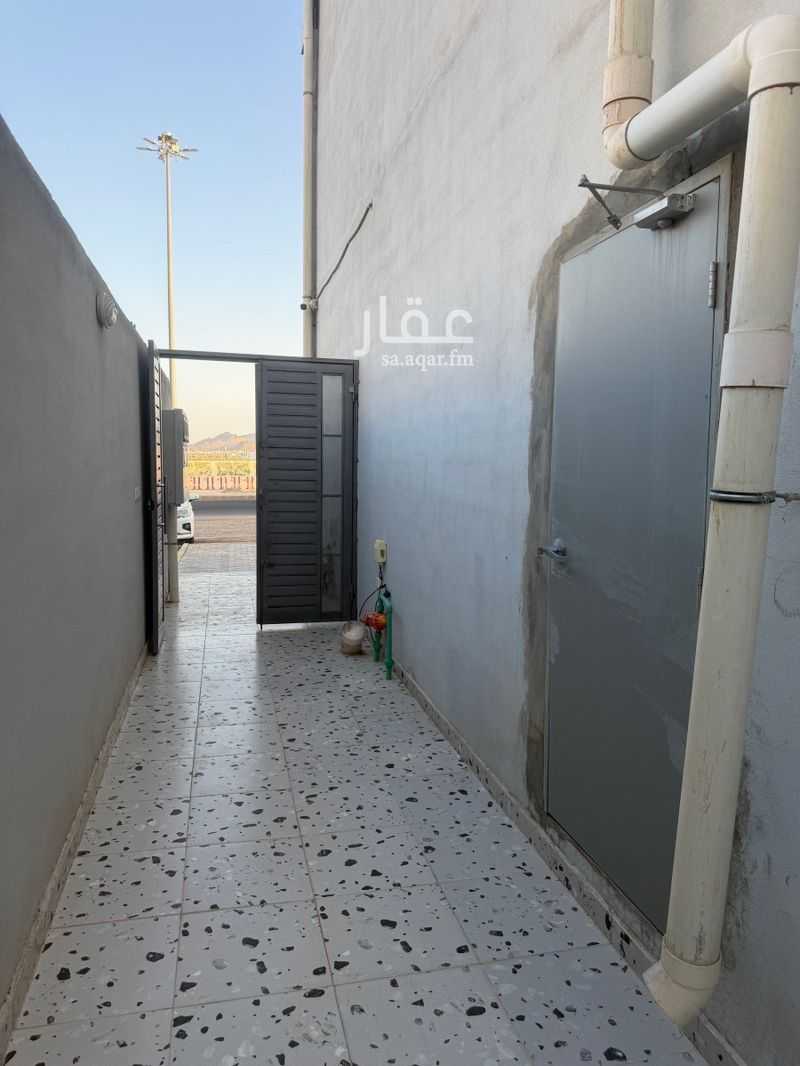 shop in As Sikkah Al Hadid, Madinah 19