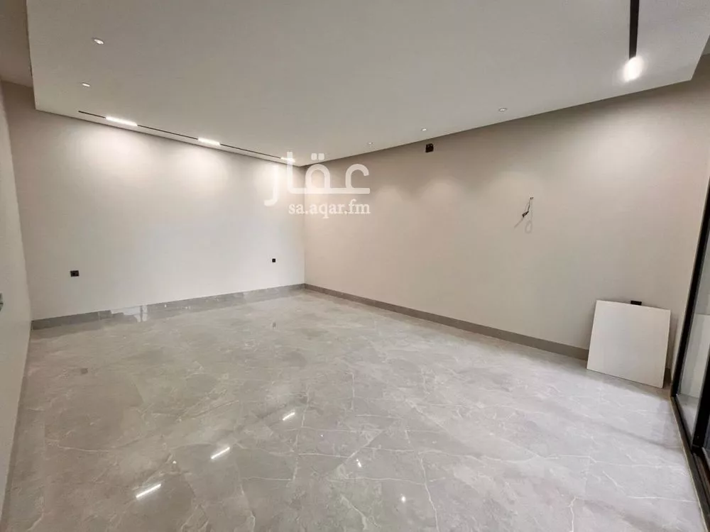 5 bedroom villa in Al Mahdiyyah 2