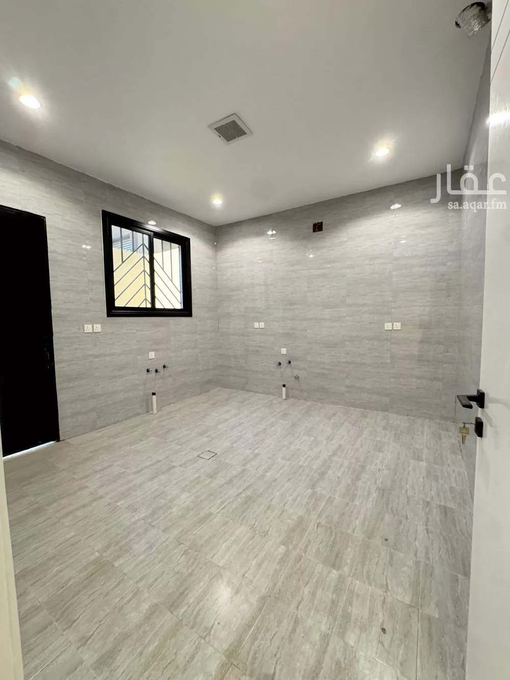 6 bedroom villa in Al Zahrah 13