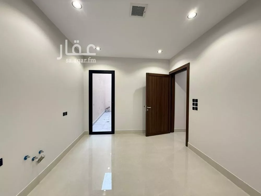 6 bedroom villa in Al Mahdiyyah 2