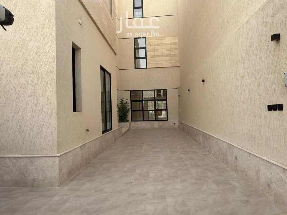 5 bedroom villa in Al Mahdiyyah 2