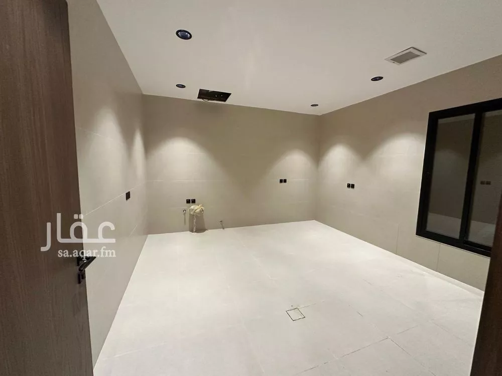5 bedroom villa in Al Yarmouk 9
