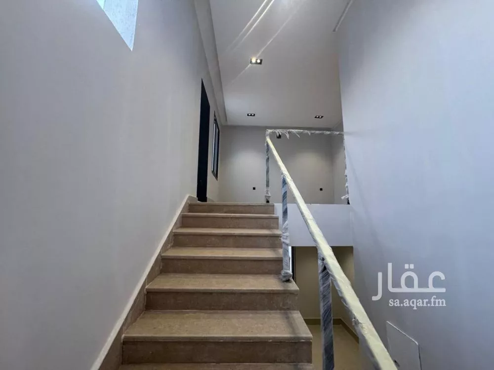 فيلا 5 غرف في عكاظ 11