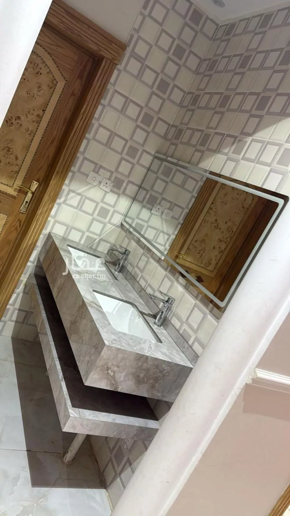 5 bedroom villa in Al Janadriyah 10