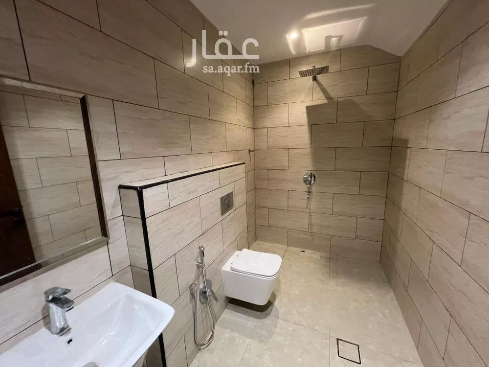 فيلا 6 غرف في الشرق 3
