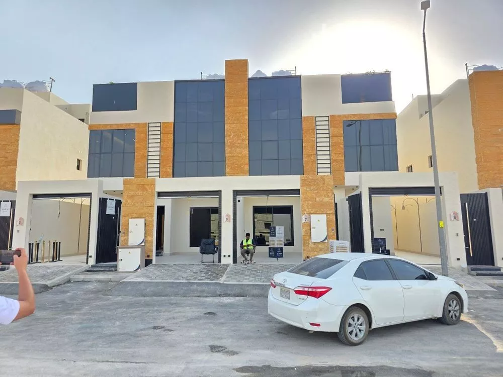 5 bedroom duplex in Okaz 8