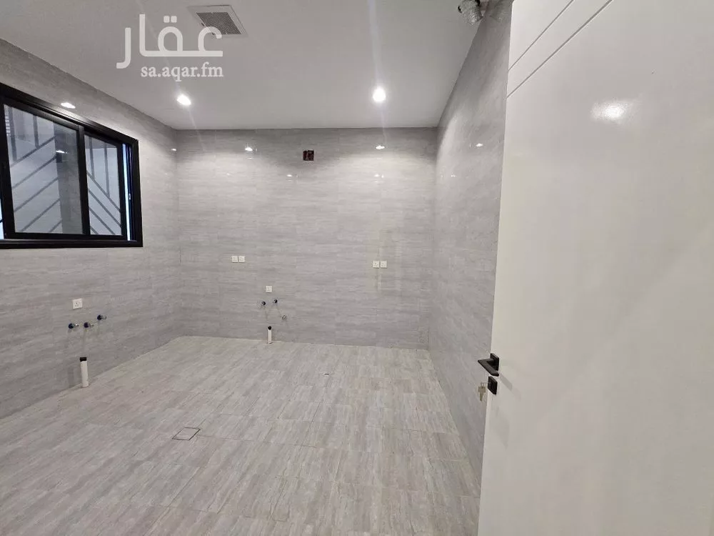 5 bedroom villa in Al Zahrah 8