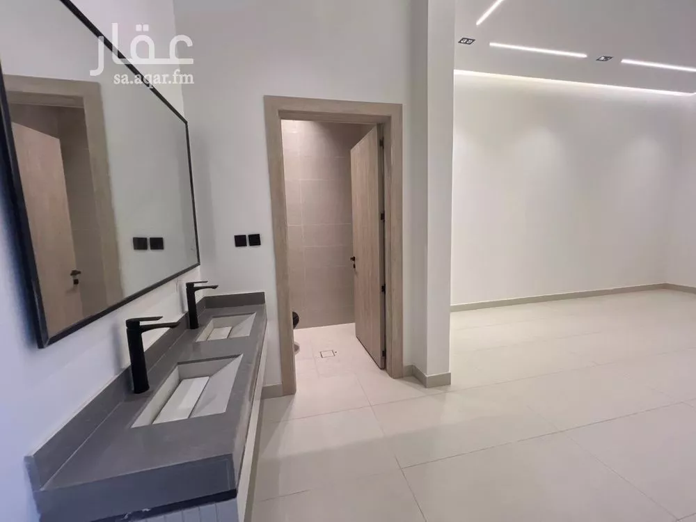 6 bedroom villa in Al Janadriyah 2