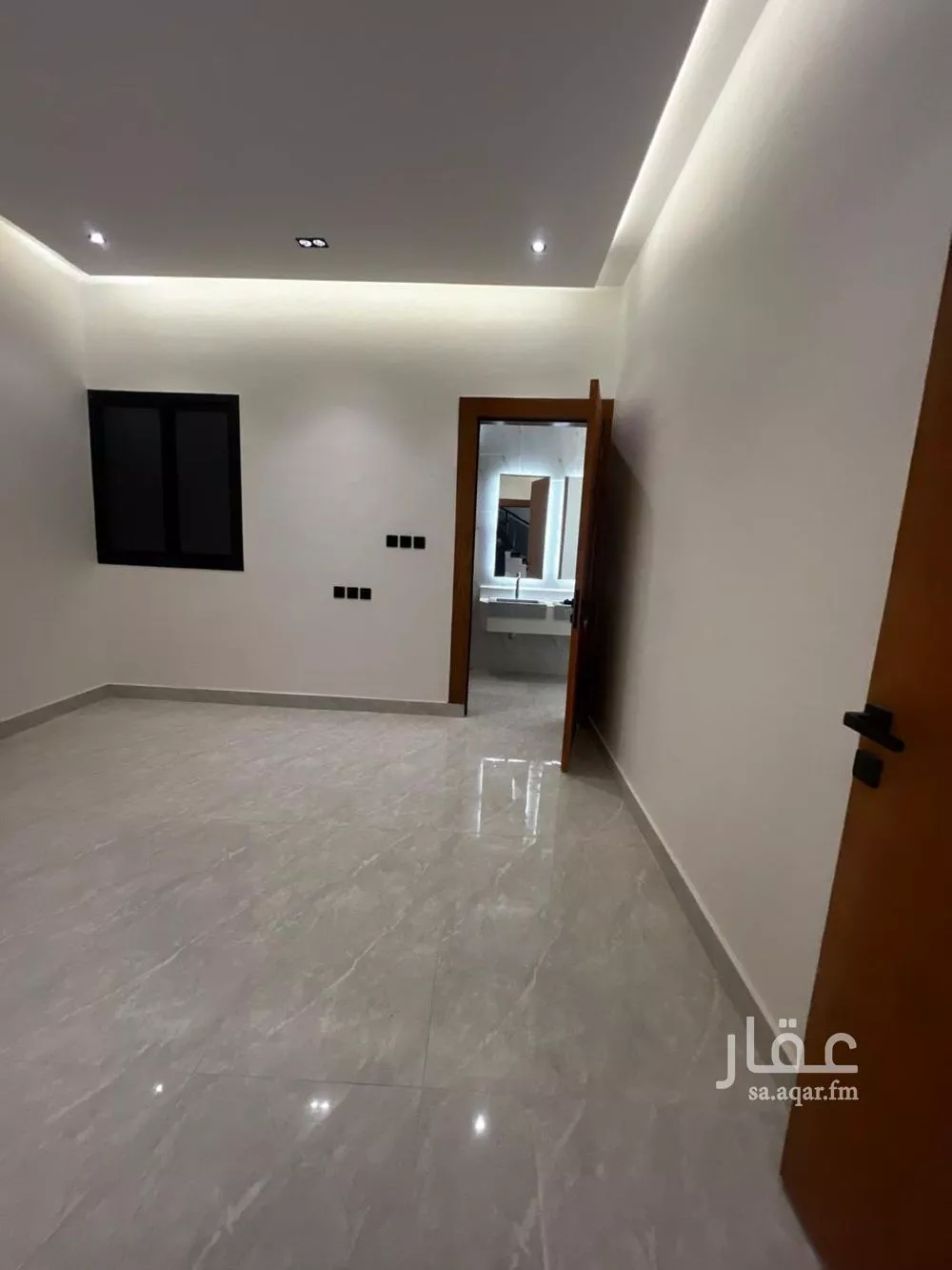 فيلا 5 غرف في طيبة 10