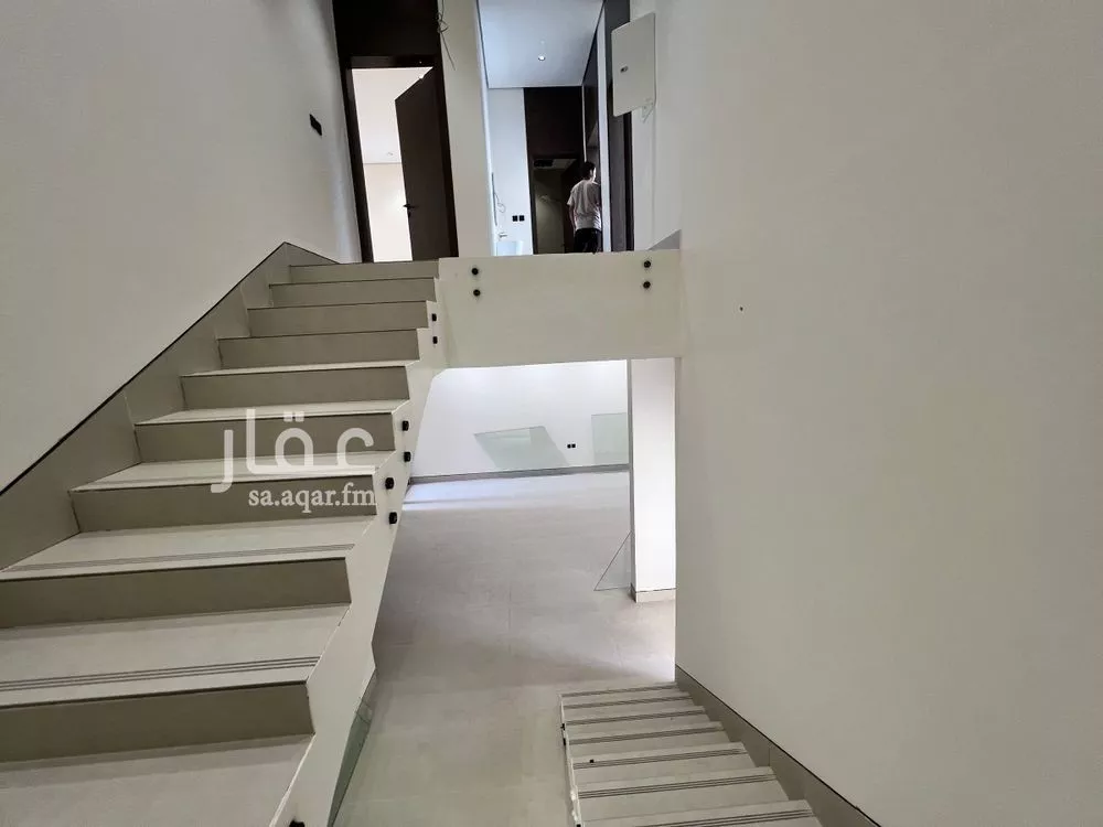 5 bedroom villa in Al Yarmouk 10