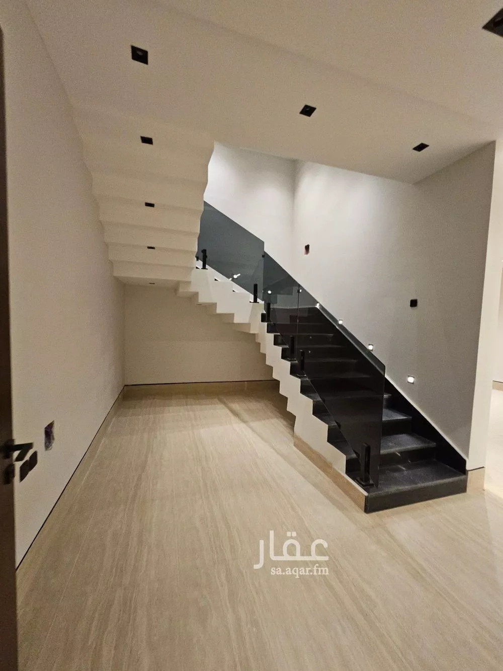 فيلا 4 غرف في العارض 7