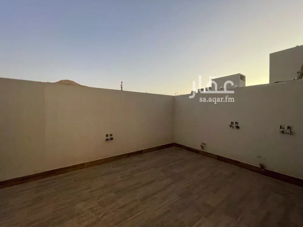5 bedroom villa in Al Malqa 10