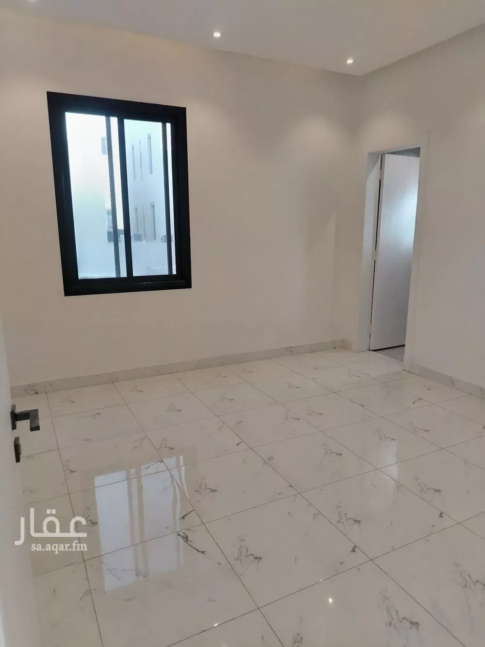 فيلا 4 غرف في العارض 13