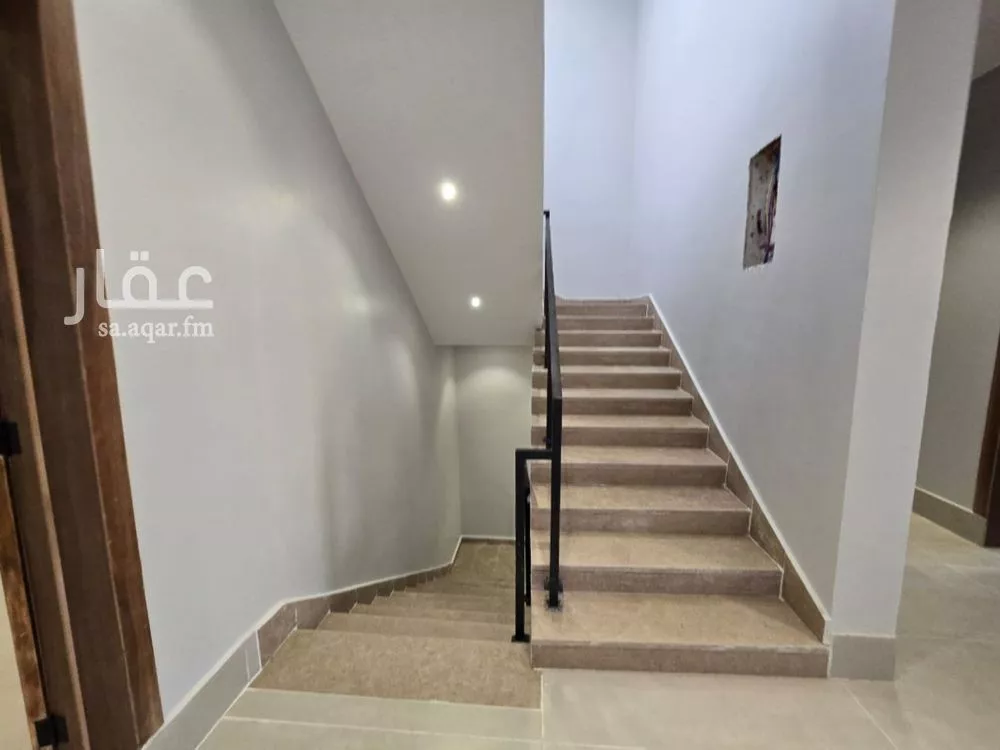 فيلا 5 غرف في عكاظ 18