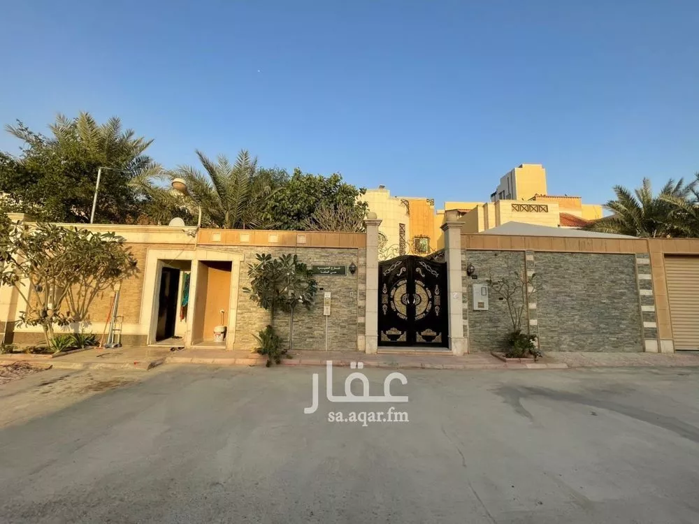 فيلا 7 غرف في الملقا 12