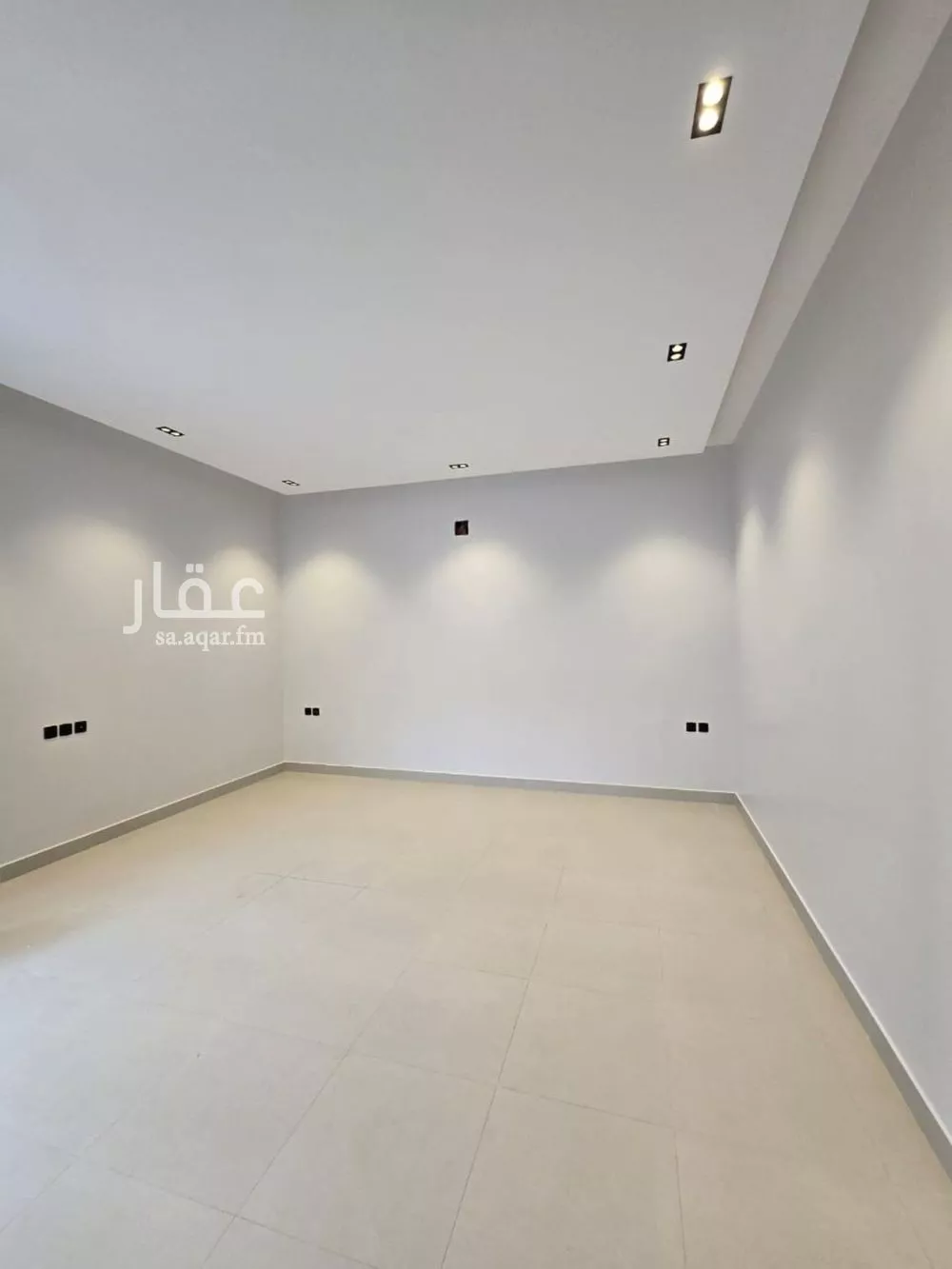 فيلا 4 غرف في الخليج 9