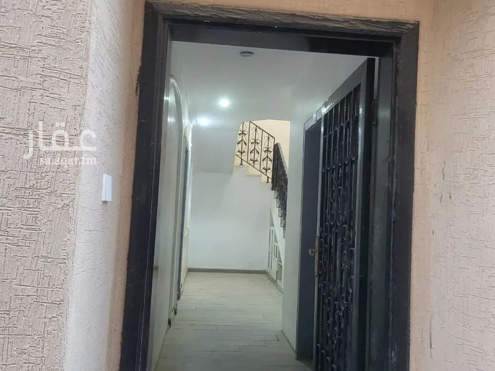 فيلا 5 غرف في العقيق 10