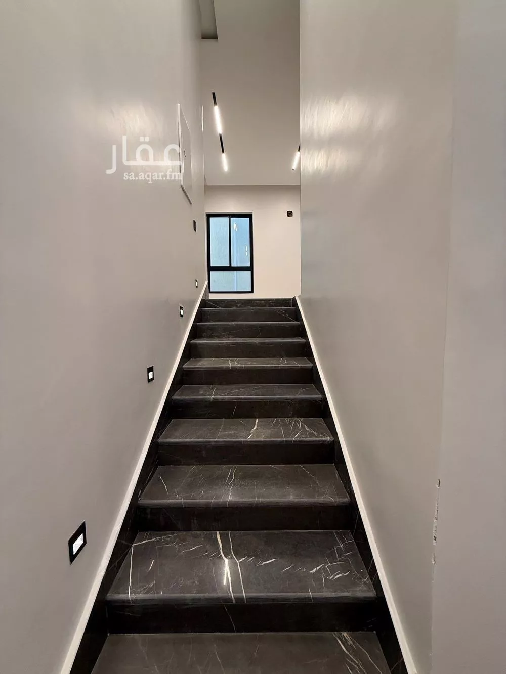 فيلا 8 غرف في الشرق 11