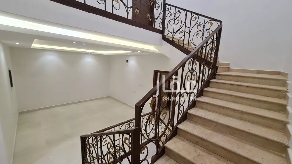 7 bedroom villa in Al Zahrah 19