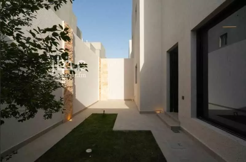 فيلا 4 غرف في العارض 10