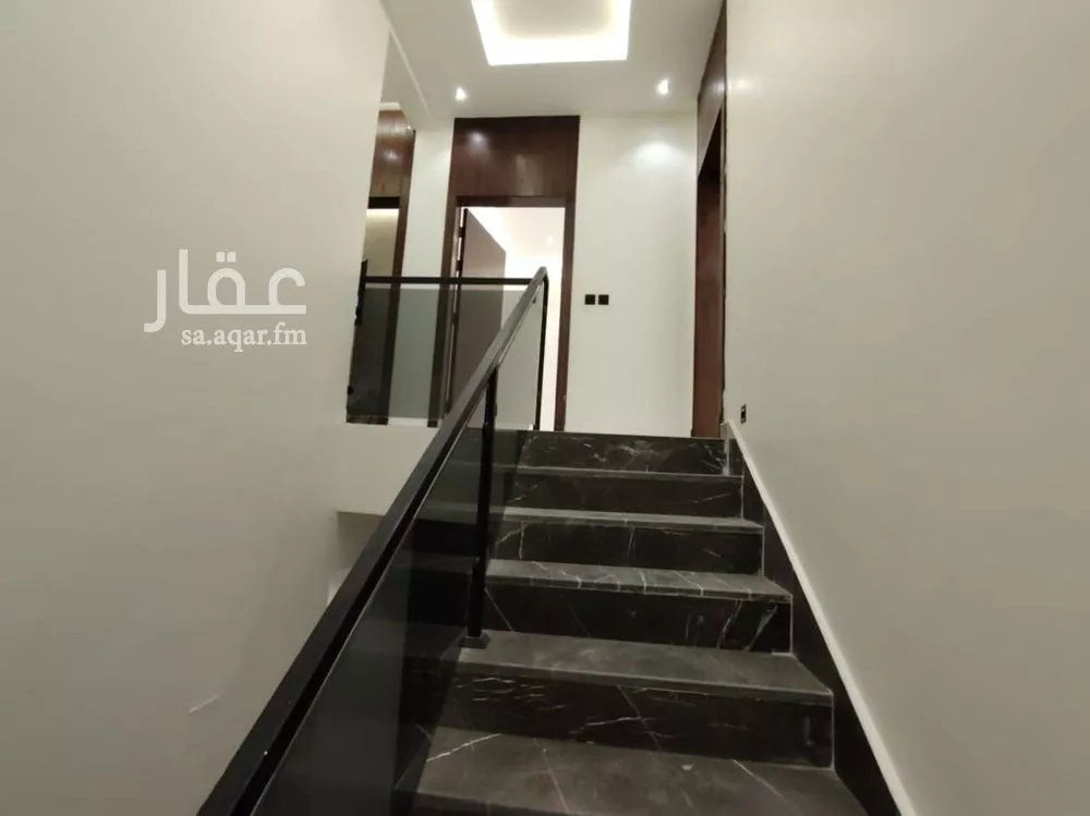 فيلا 6 غرف في عكاظ 15