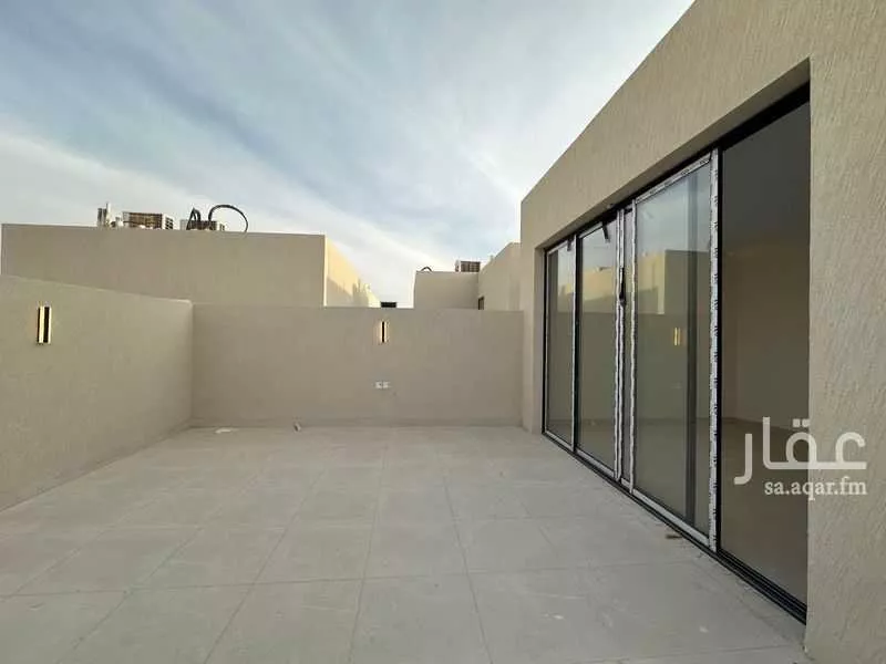 فيلا 4 غرف في الملقا 16