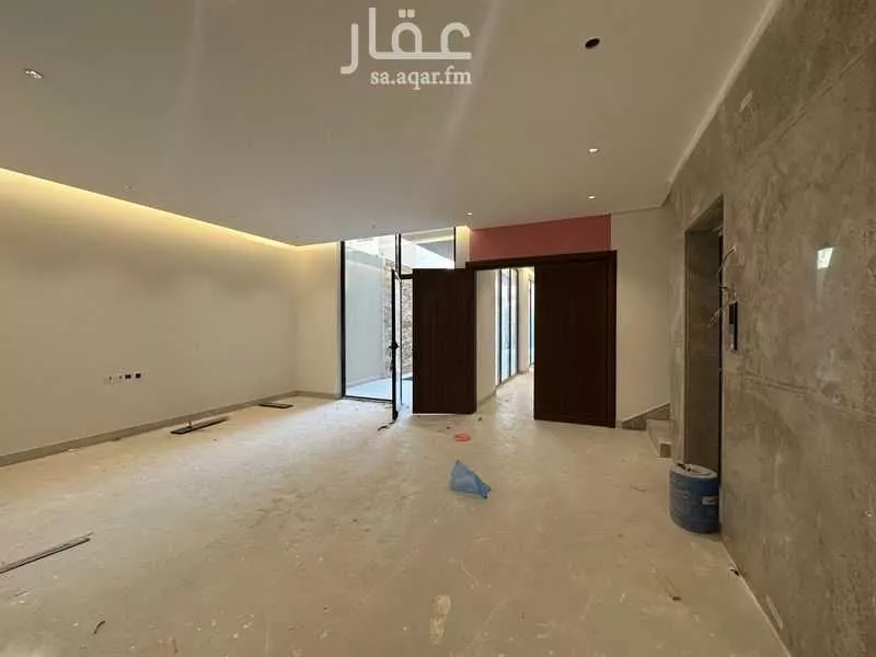 فيلا 4 غرف في الملقا 8