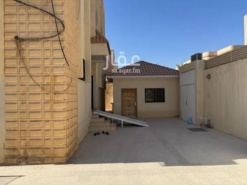 8 bedroom villa in Al Zahrah 3
