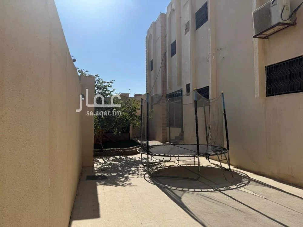 8 bedroom villa in Al Zahrah 5