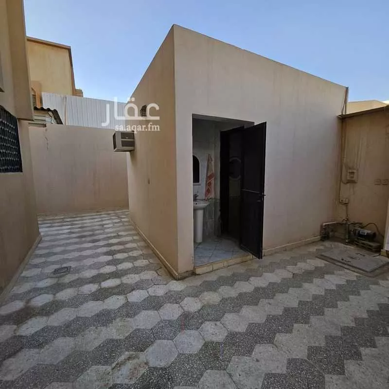 8 bedroom villa in Dhahrat Al Badiah 3