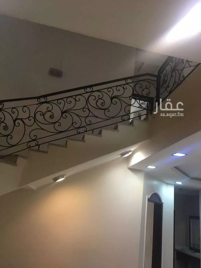 فيلا 10 غرف في العقيق 8