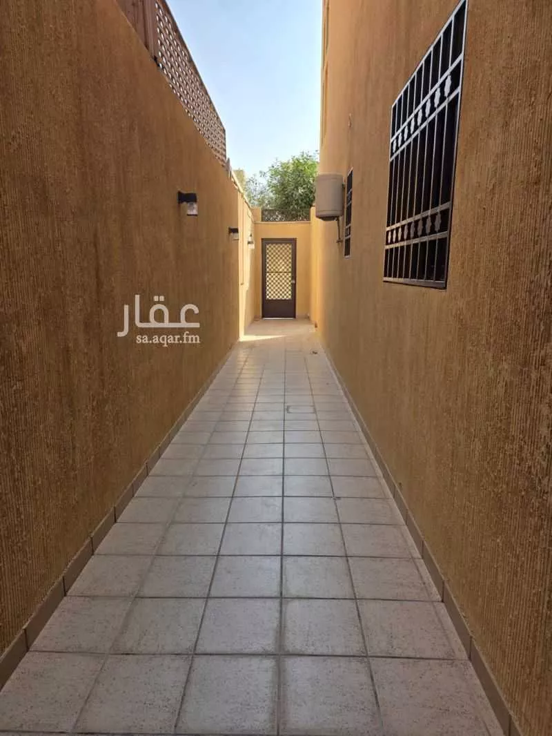 فيلا 5 غرف في الوادي 10