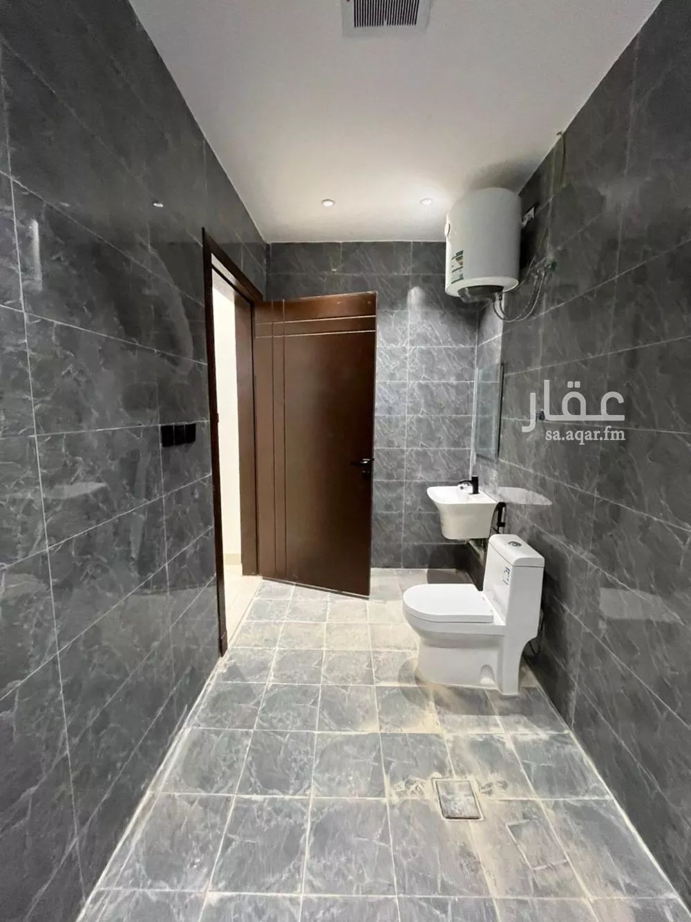 5 bedroom villa in Al Janadriyah 15