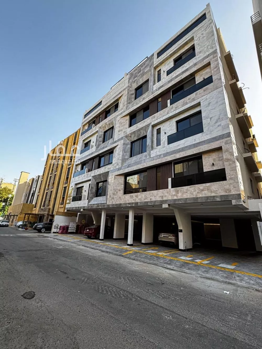 4 bedroom apartment in Al Rawdah 3